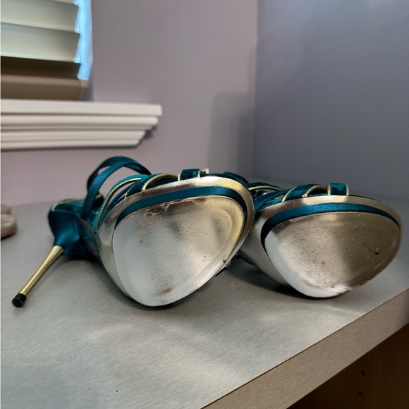 H by Halston Size 7.5 Velvet Peacock Green heels. - Picture 5 of 8